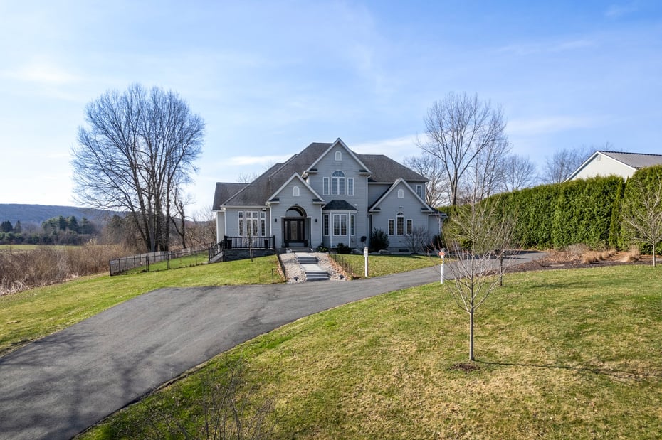 36 & 36R Holly Circle Photo 2