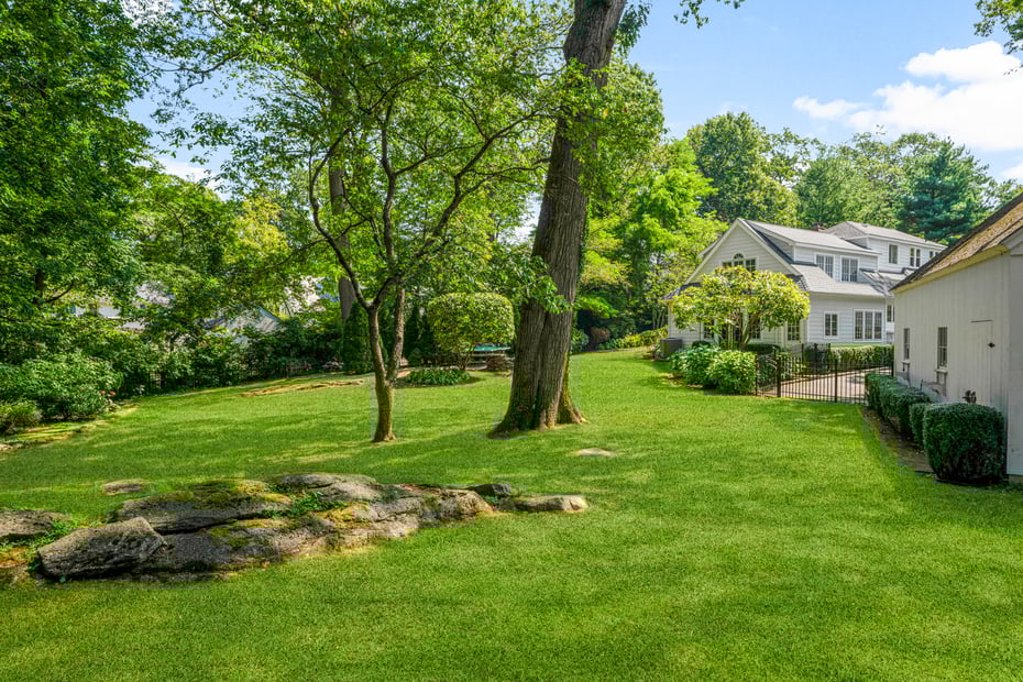 584 Forest Avenue Photo 32