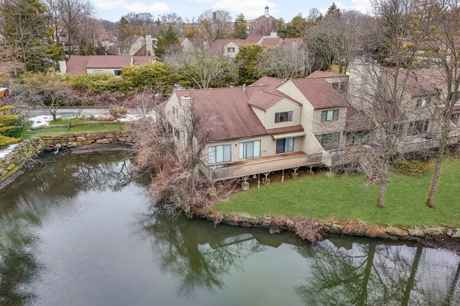 601 Fairway Green Photo 1