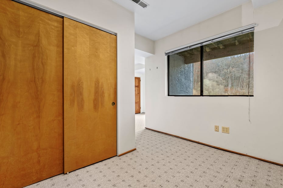 88 Farm Lake Crescent Road Photo 17