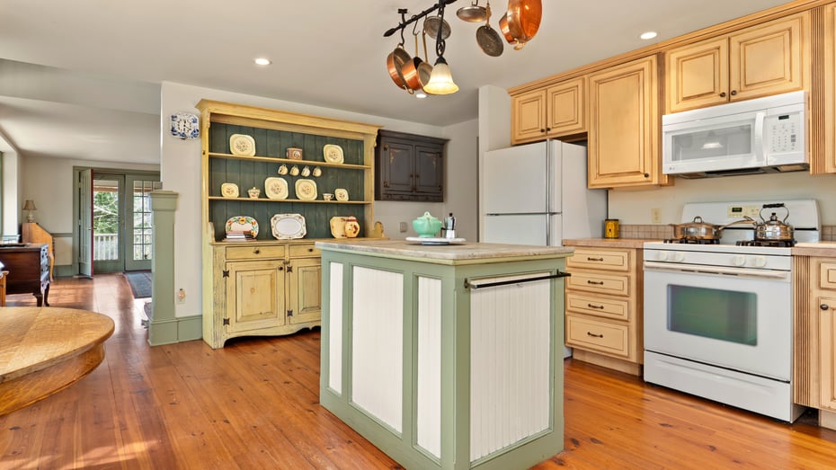 260 Maple Ave Photo 10