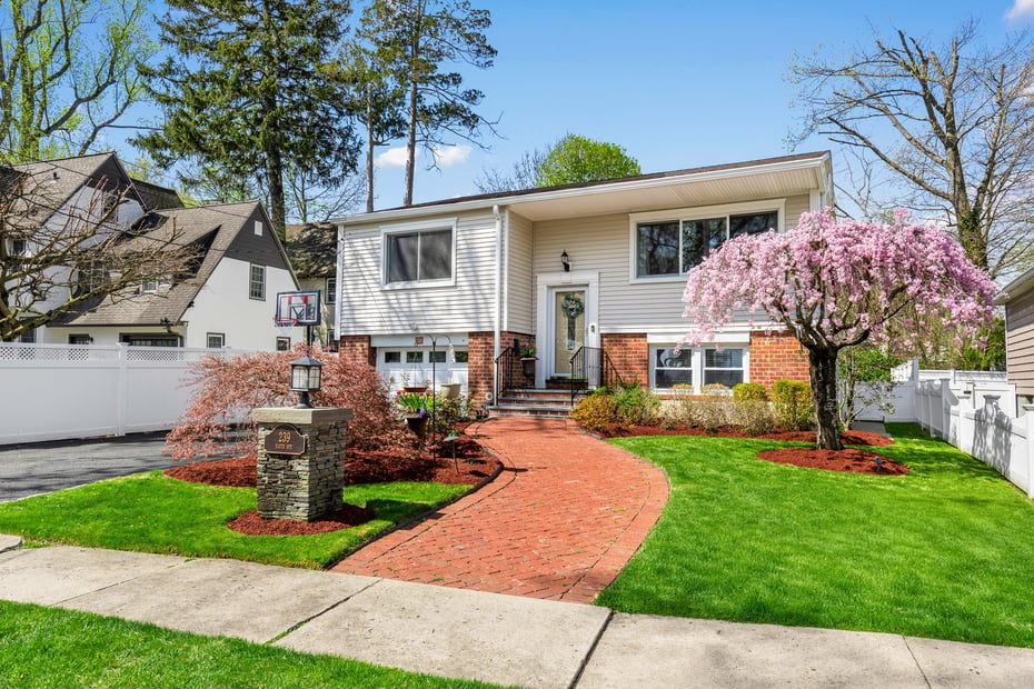239 Davis Avenue Photo 1