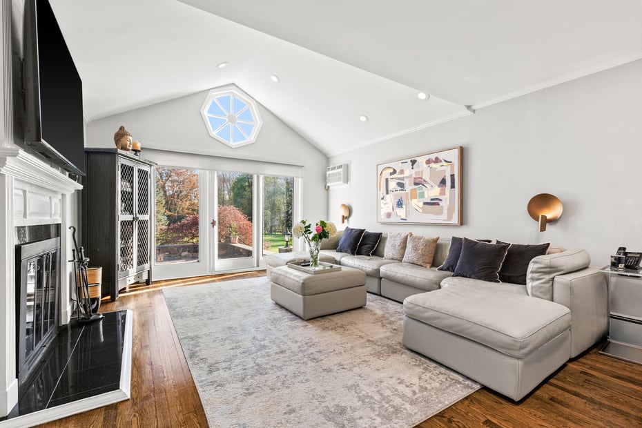 1 Redbrooke Place Photo 11