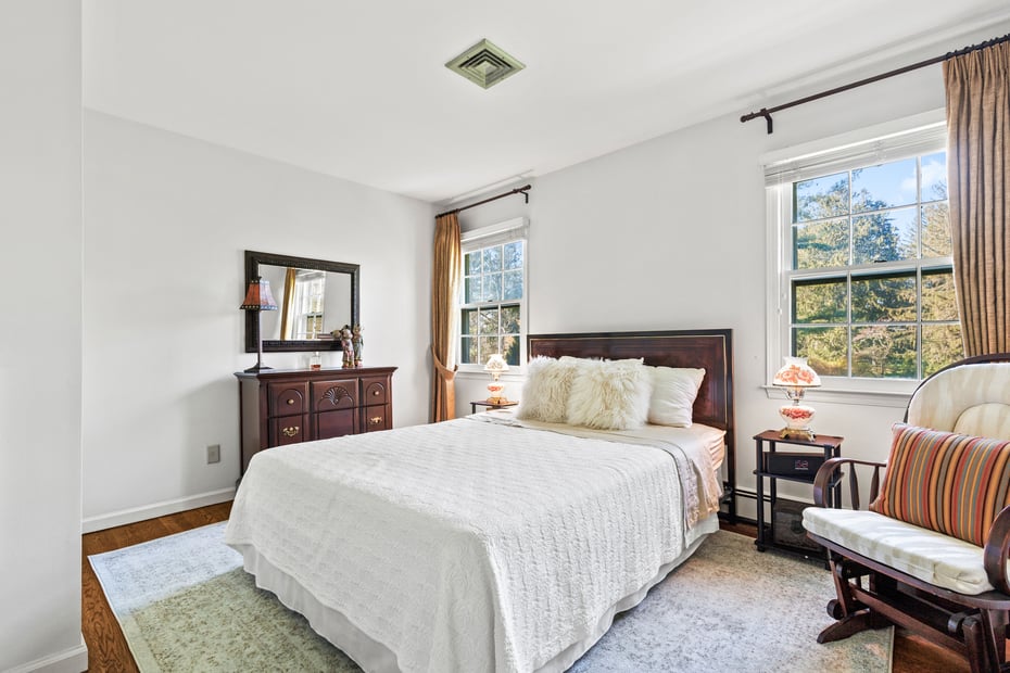 1 Redbrooke Place Photo 26