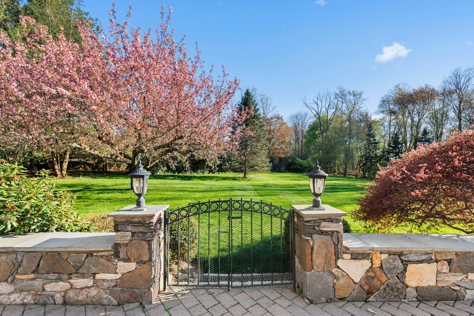 1 Redbrooke Place Photo 34