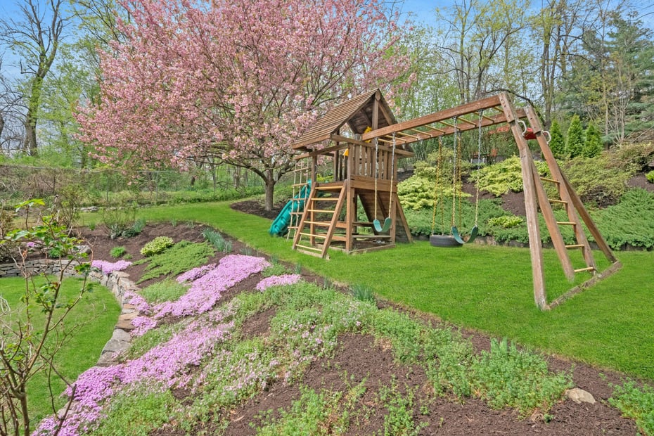 199 Taxter Road Photo 5