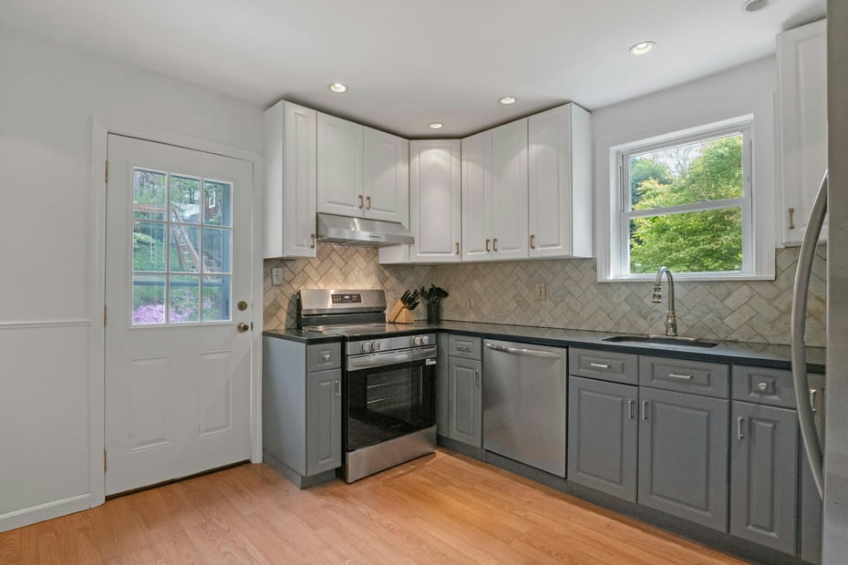 199 Taxter Road Photo 6
