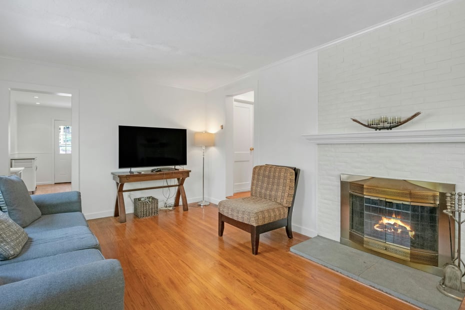 199 Taxter Road Photo 13