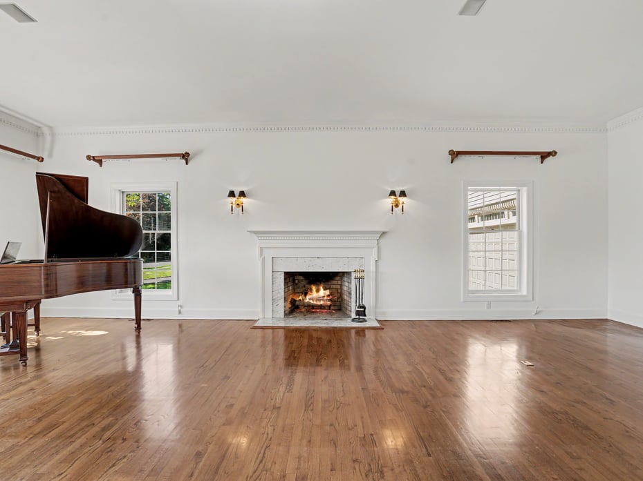152 West River Street Photo 8