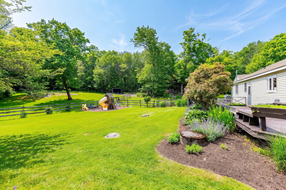 70 Reed Road Photo 32