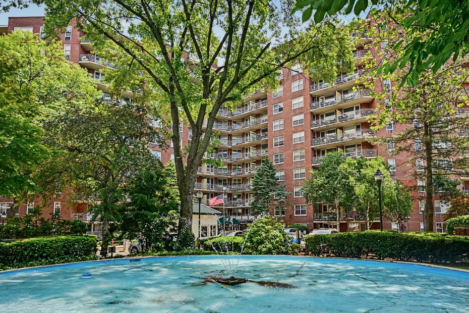 71 Strawberry Hill Avenue  #909 Photo 1