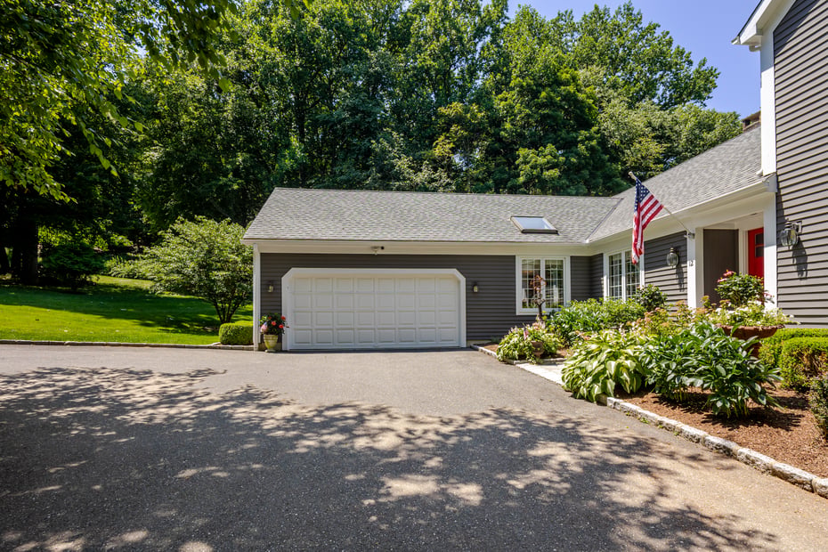 12 Lyndenwood Drive Photo 5