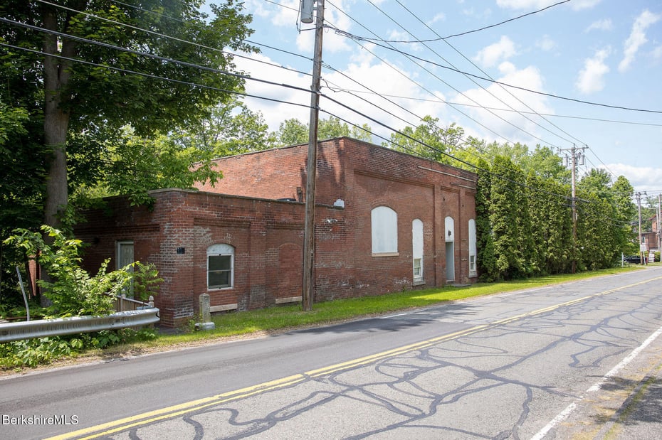 395 N Park St Photo 15