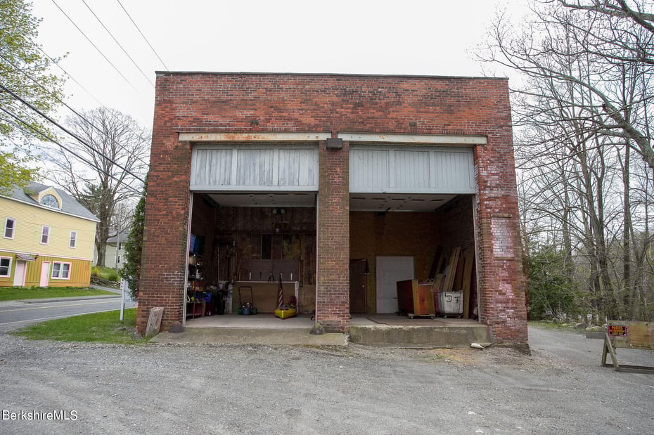 395 N Park St Photo 23