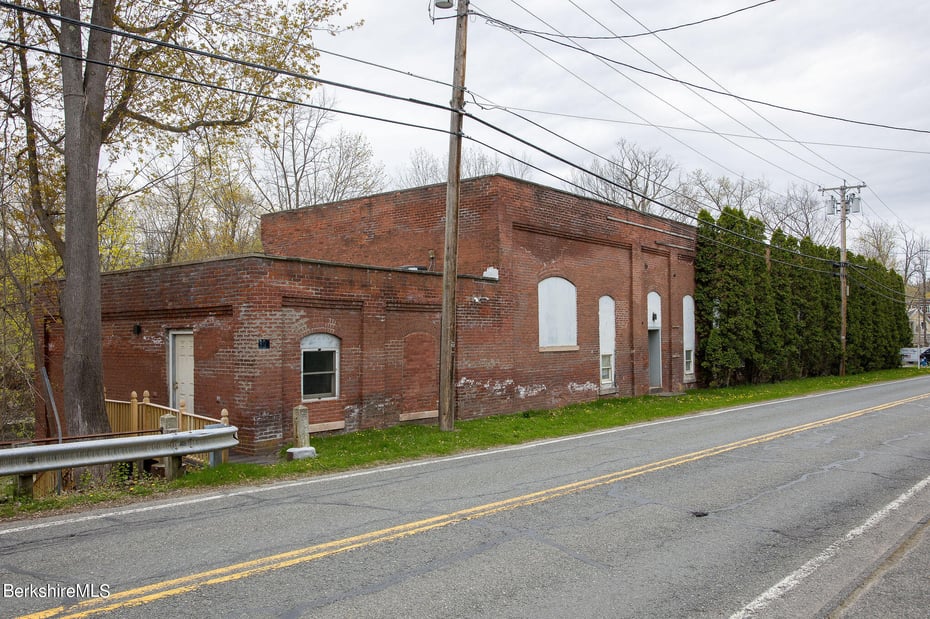 395 N Park St Photo 29