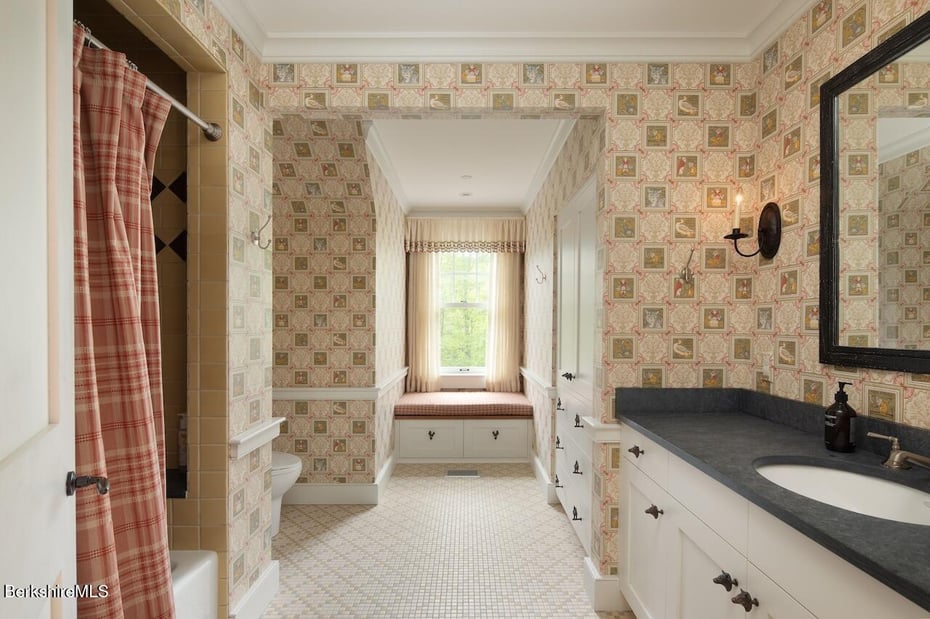 Alford Single Family Photo 40