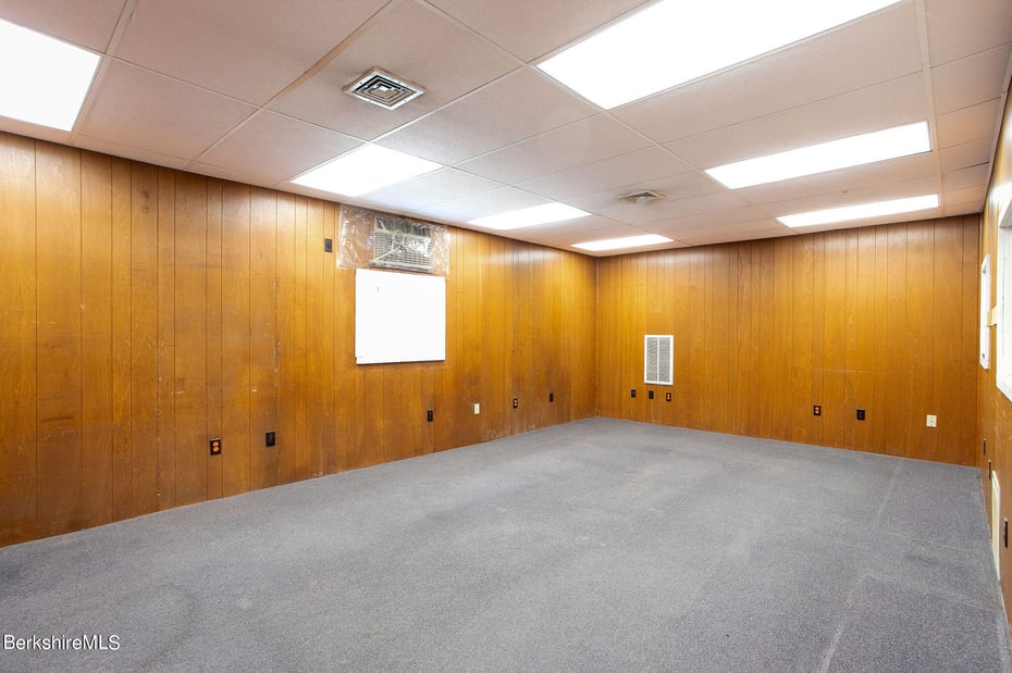 395 N Park St Photo 24