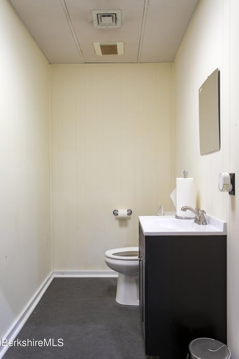 395 N Park St Photo 3