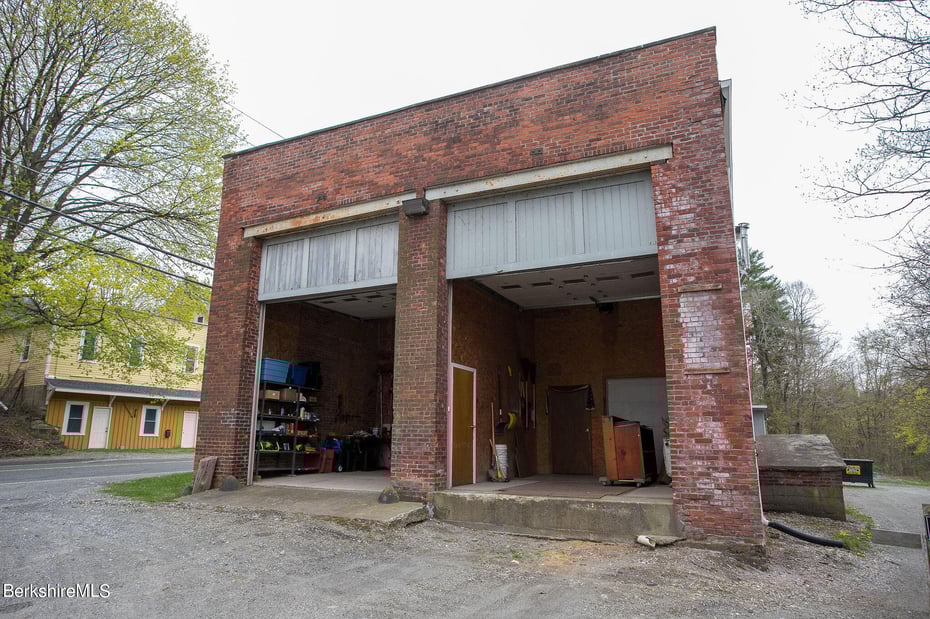 395 N Park St Photo 11