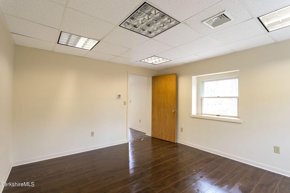 395 N Park St Photo 7