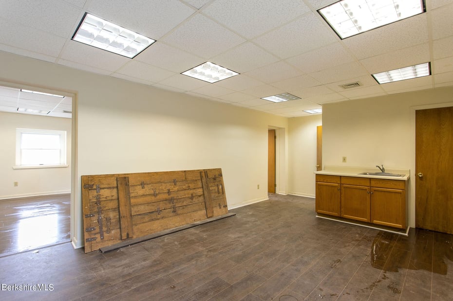 395 N Park St Photo 8