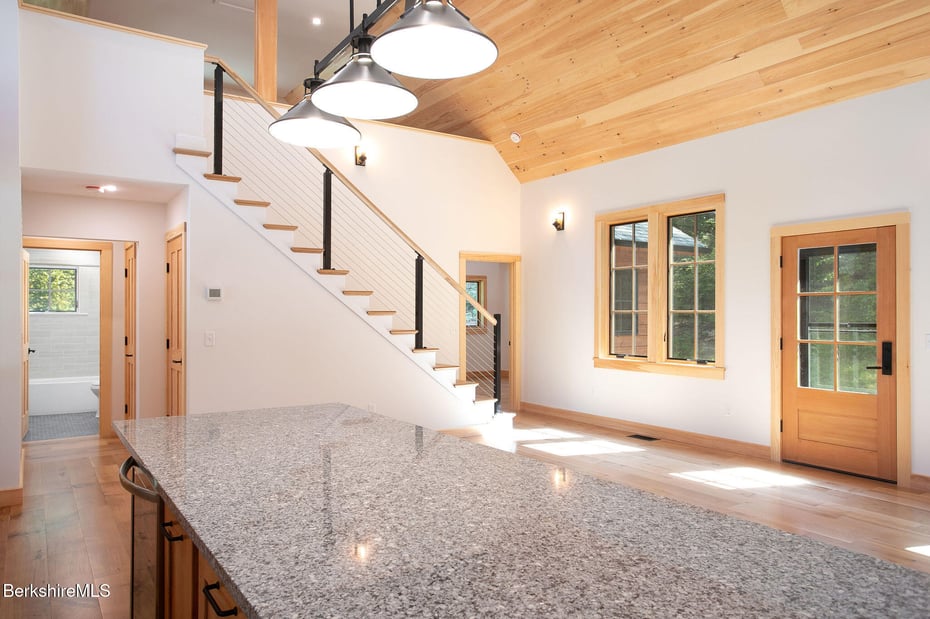 1427 Hewins St Photo 8