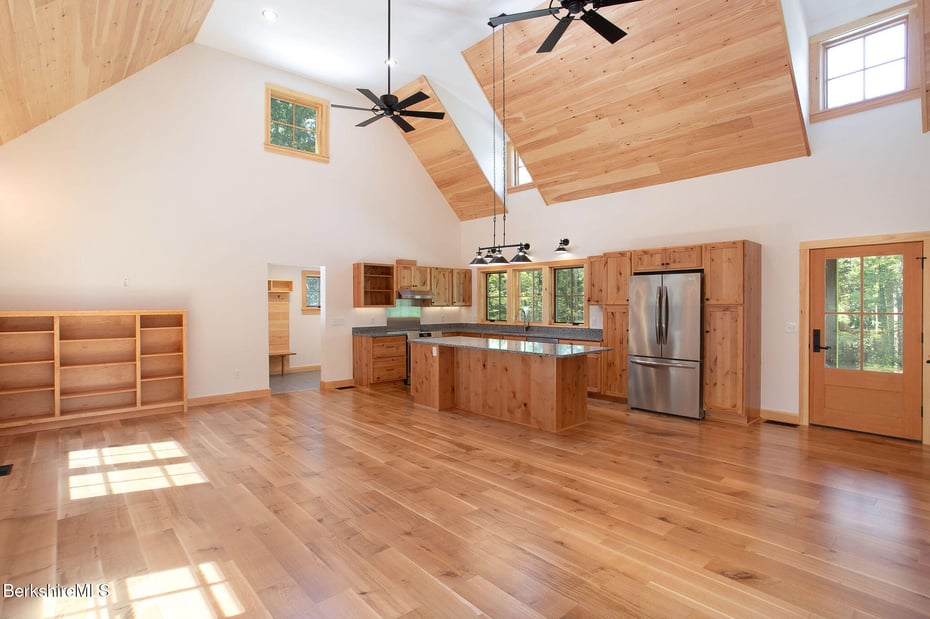 1427 Hewins St Photo 11