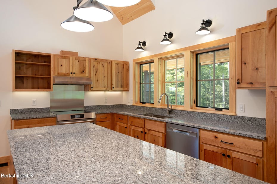 1427 Hewins St Photo 10