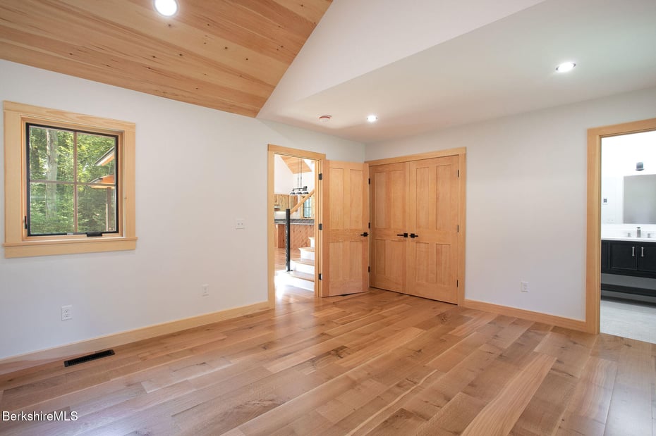 1427 Hewins St Photo 15