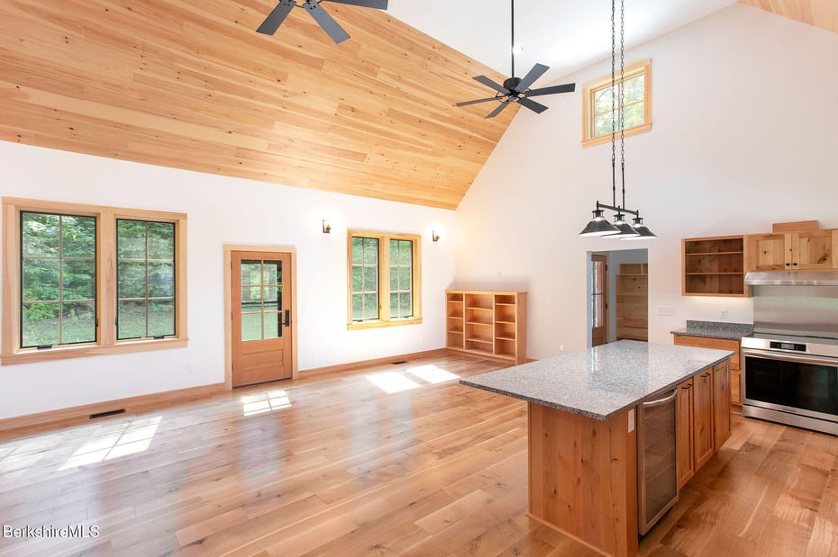 1427 Hewins St Photo 9