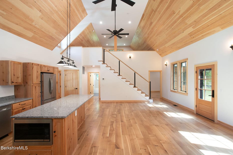 1427 Hewins St Photo 4