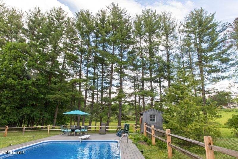 73 Round Hill Rd Photo 16