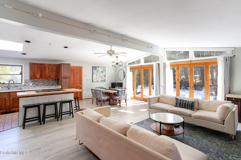 305 Shadow Ln Photo 1