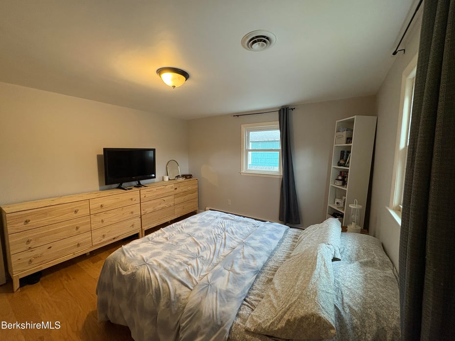 72 Nancy Ave Photo 17