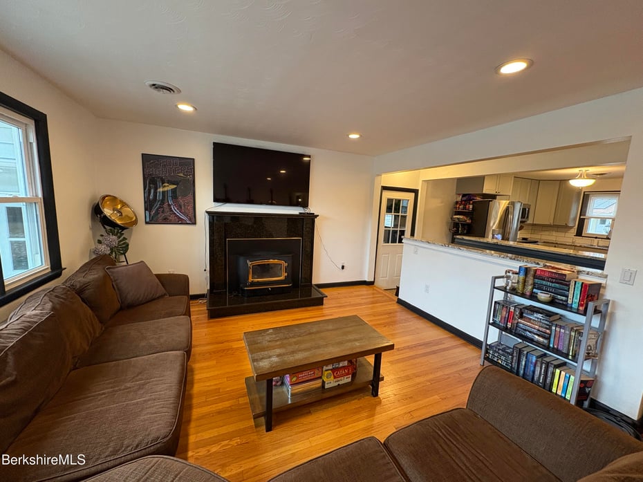 72 Nancy Ave Photo 11