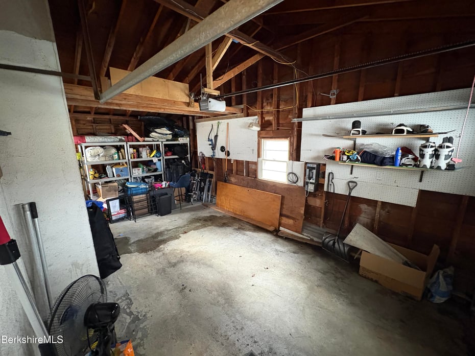 72 Nancy Ave Photo 35