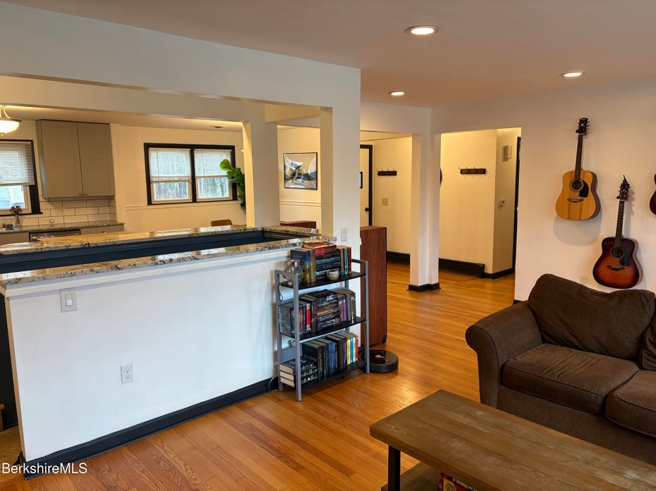 72 Nancy Ave Photo 7