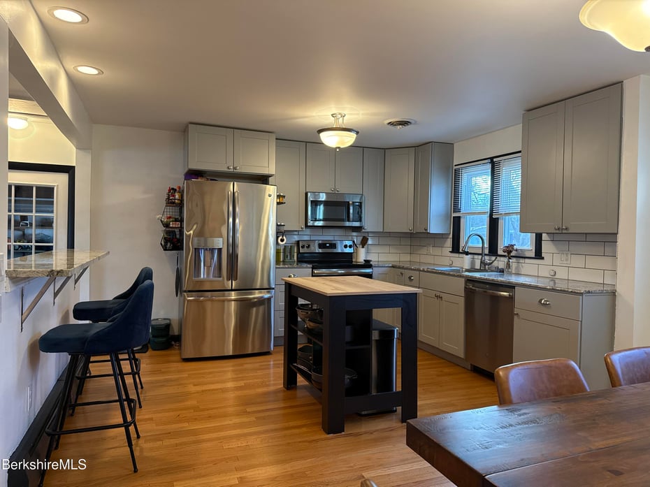 72 Nancy Ave Photo 10