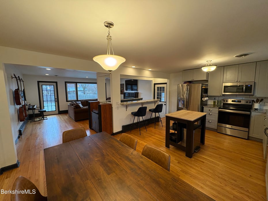 72 Nancy Ave Photo 9