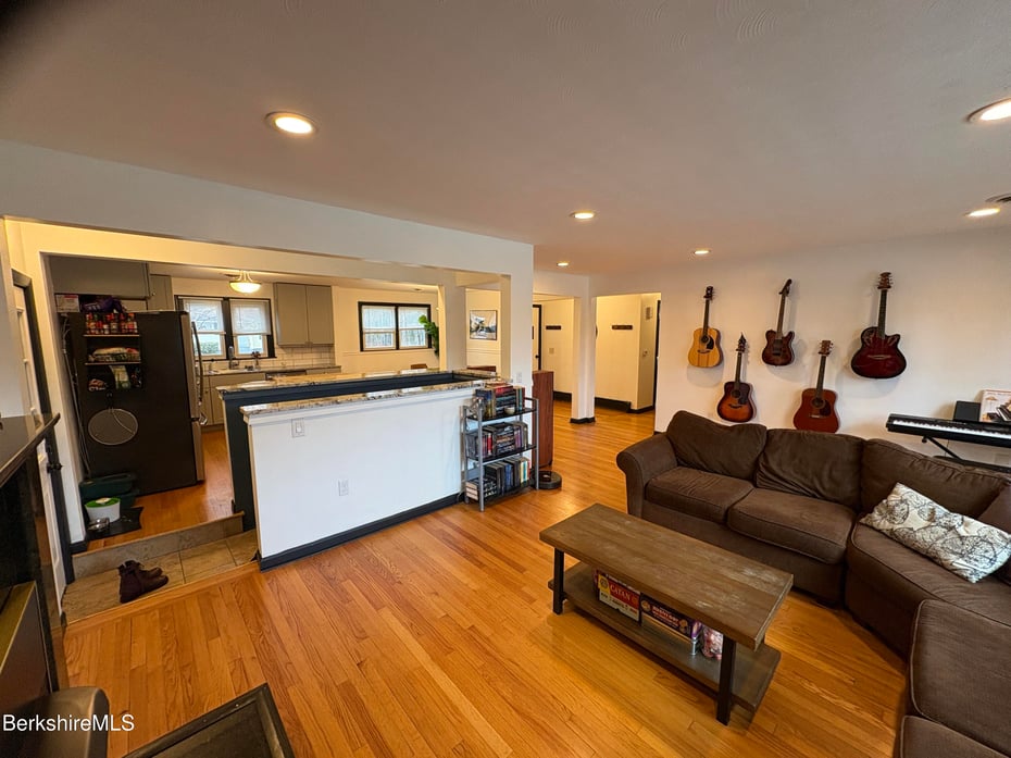 72 Nancy Ave Photo 6