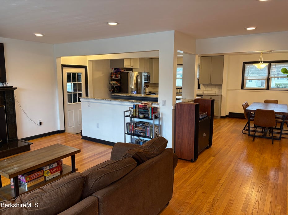 72 Nancy Ave Photo 5