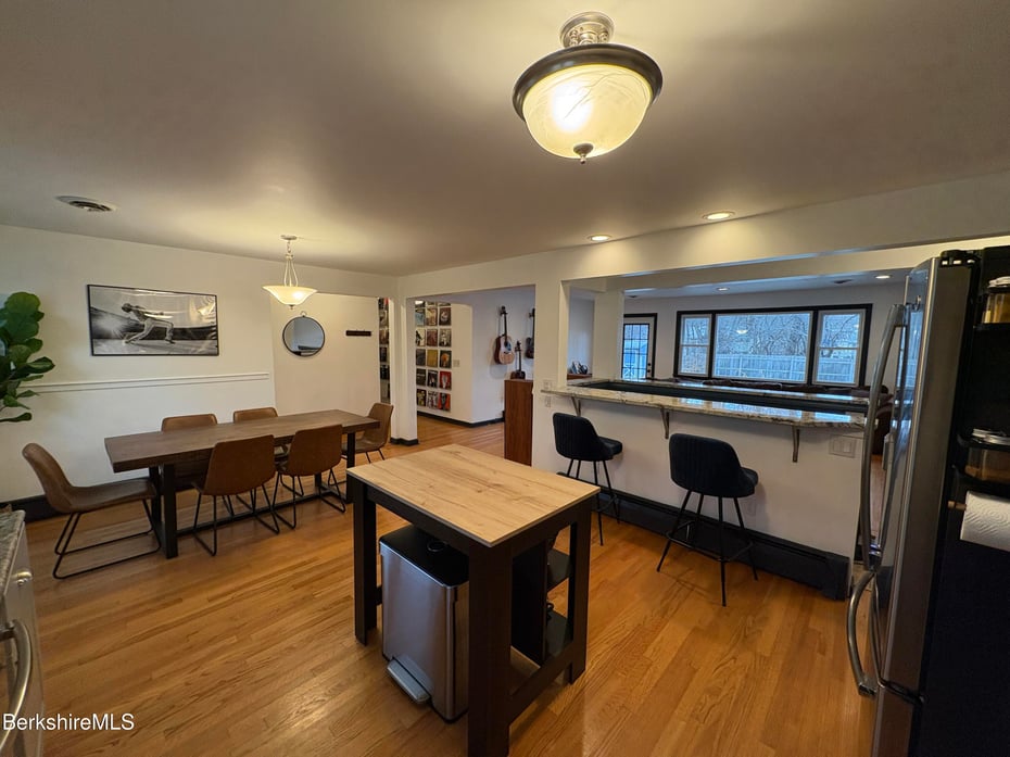 72 Nancy Ave Photo 8