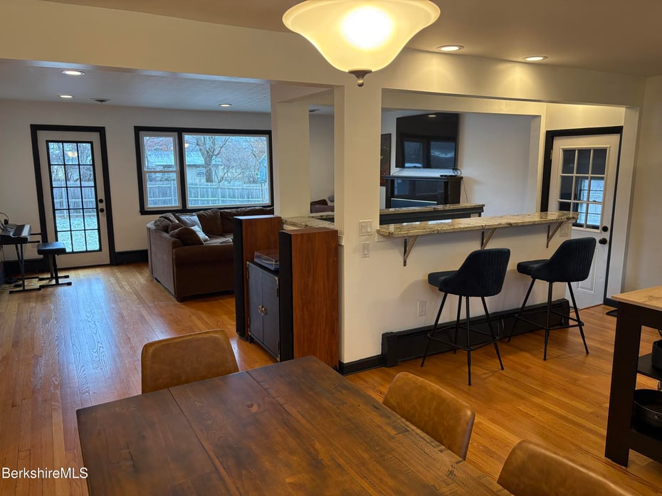 72 Nancy Ave Photo 3
