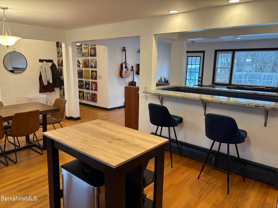 72 Nancy Ave Photo 4