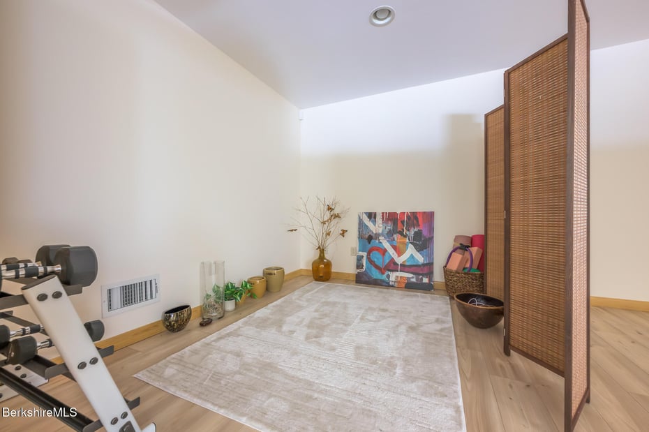 545 W Center Rd Photo 37