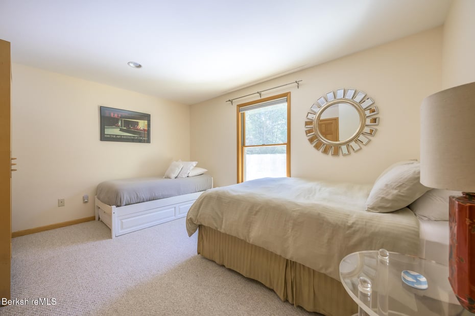 545 W Center Rd Photo 32