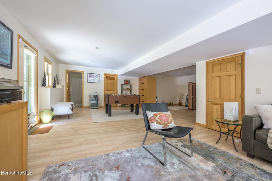 545 W Center Rd Photo 38