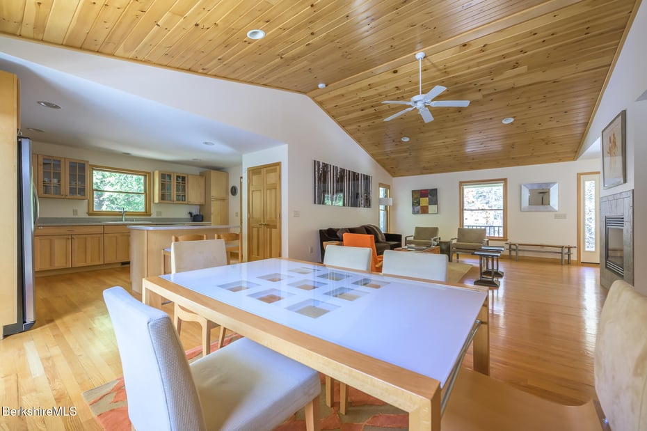 545 W Center Rd Photo 17