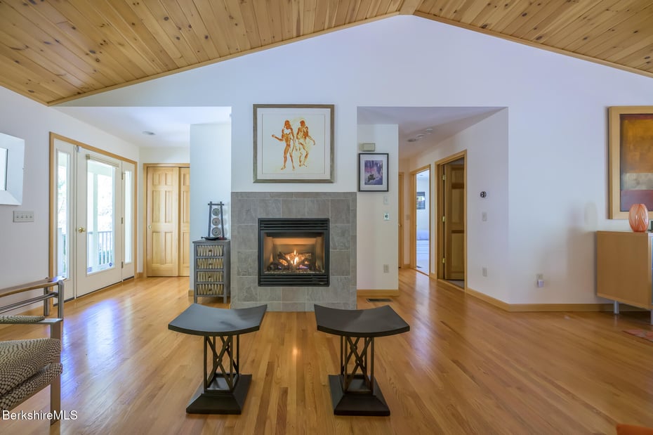 545 W Center Rd Photo 11