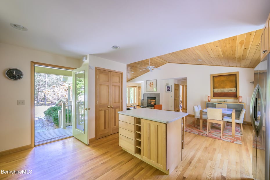 545 W Center Rd Photo 26